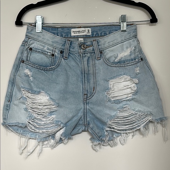 Abercrombie A&F Women’s Mid Rise Curve Love Boyfriend Cut Off Thrashed Shorts 00 - Picture 1 of 9